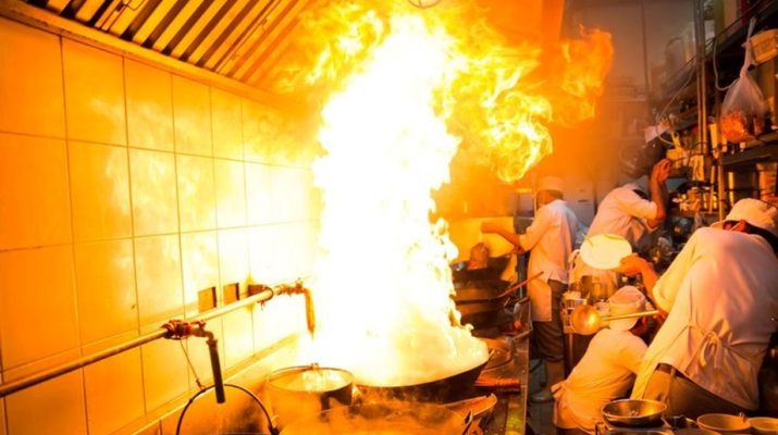 Extinción automática para cocinas en Badalona. Seguridad profesional y continuidad operativa en cocinas industriales.