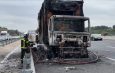 Camión envuelto en llamas paraliza la A-3 a la altura de Rivas-Vaciamadrid. Incendio en un camión frigorífico provoca el colapso total