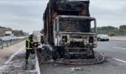 Camión envuelto en llamas paraliza la A-3 a la altura de Rivas-Vaciamadrid. Incendio en un camión frigorífico provoca el colapso total
