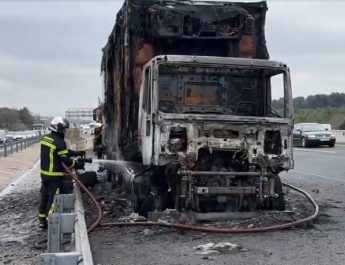 Camión envuelto en llamas paraliza la A-3 a la altura de Rivas-Vaciamadrid. Incendio en un camión frigorífico provoca el colapso total