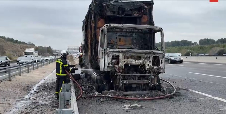 Camión envuelto en llamas paraliza la A-3 a la altura de Rivas-Vaciamadrid. Incendio en un camión frigorífico provoca el colapso total