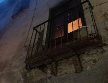 Incendio en vivienda ocupada de Toledo deja un afectado leve y un inmueble precintado