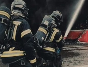 Incendio de gran magnitud en nave industrial de Vallecas pone a prueba la seguridad empresarial en Madrid. Emergencia en Vallecas