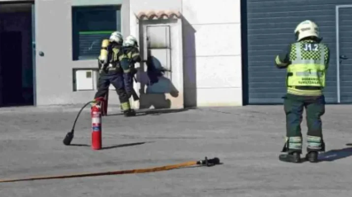Fuego en un polígono industrial de Tudela obliga a intervenir antes de la llegada de bomberos