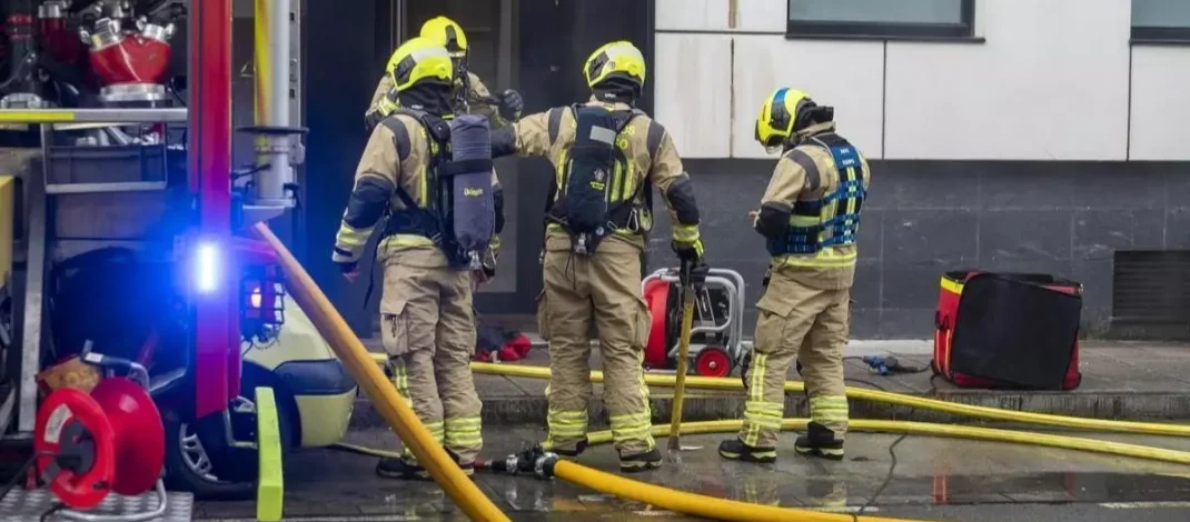 Incendio en una vivienda de Santiago obliga a intervenir a los bomberos tras arder una campana extractora