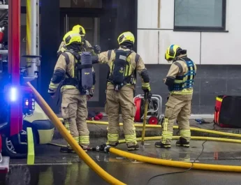 Incendio en una vivienda de Santiago obliga a intervenir a los bomberos tras arder una campana extractora