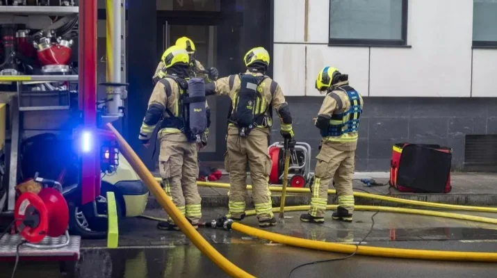 Incendio en una vivienda de Santiago obliga a intervenir a los bomberos tras arder una campana extractora