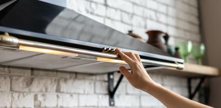 El error silencioso al usar la campana extractora que puede llenar toda la casa de olores. Claves profesionales para una ventilación