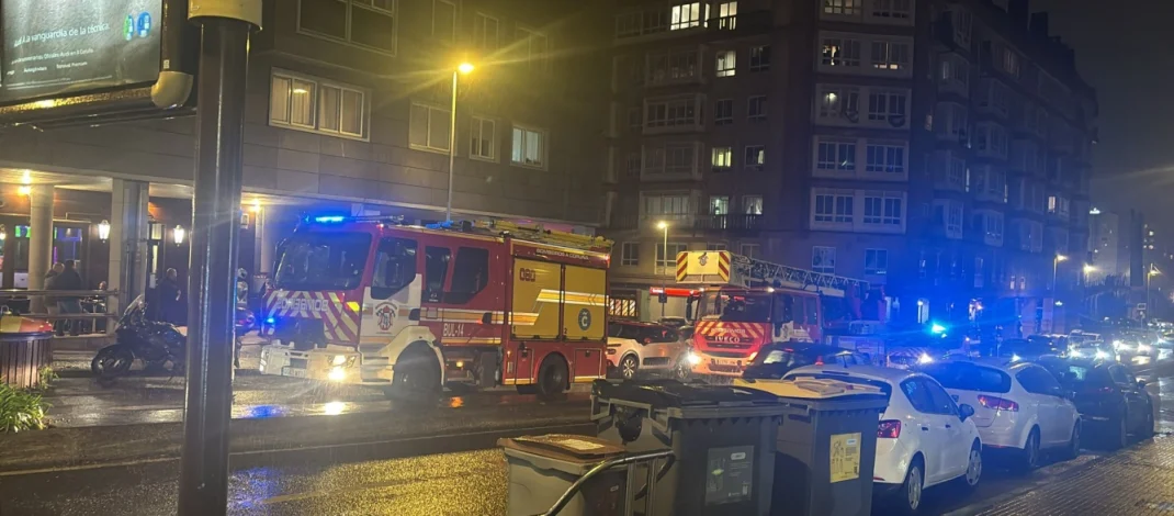 Incendio en una vivienda de Matogrande (A Coruña): dos personas afectadas por inhalación de humo tras un fuego persistente en la cocina.