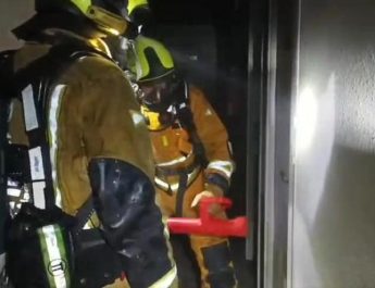 Evacuación urgente en alojamiento turístico de El Altet tras un incendio nocturno con rescates desde balcones. Cronología inicial del suceso