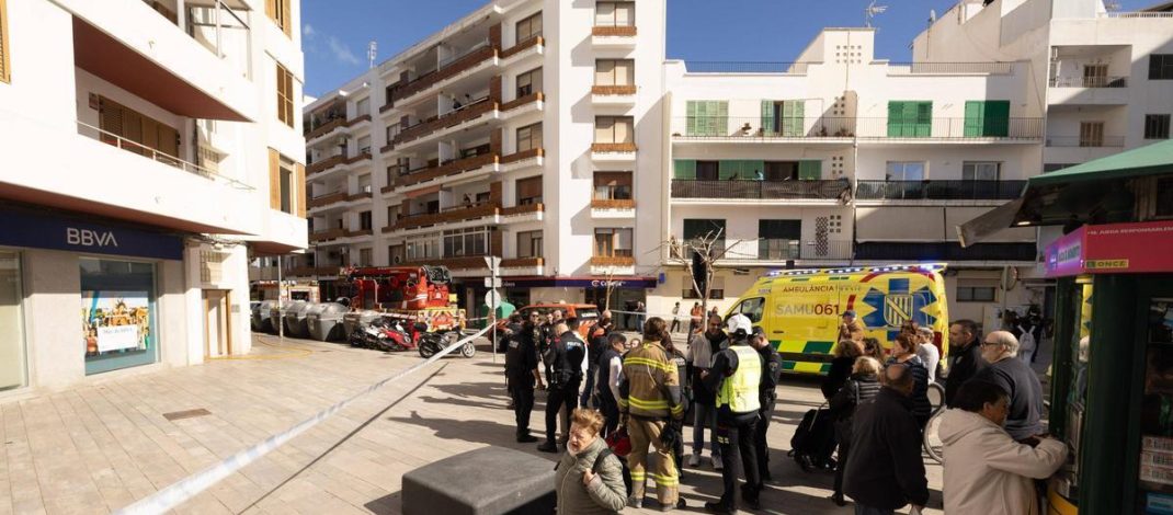 Incendio en Ibiza sofocado por vecinos en pleno centro urbano. Intervención inmediata evita una tragedia mayor