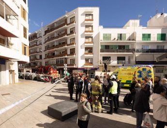 Incendio en Ibiza sofocado por vecinos en pleno centro urbano. Intervención inmediata evita una tragedia mayor