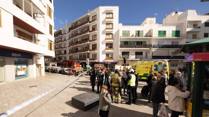 Incendio en Ibiza sofocado por vecinos en pleno centro urbano. Intervención inmediata evita una tragedia mayor