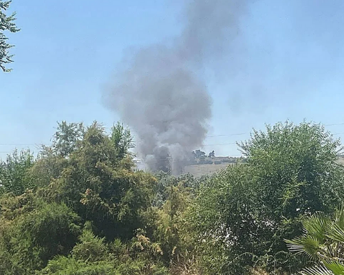 Un incendio en una nave en Cantillana fuerza la evacuación de una residencia de ancianos