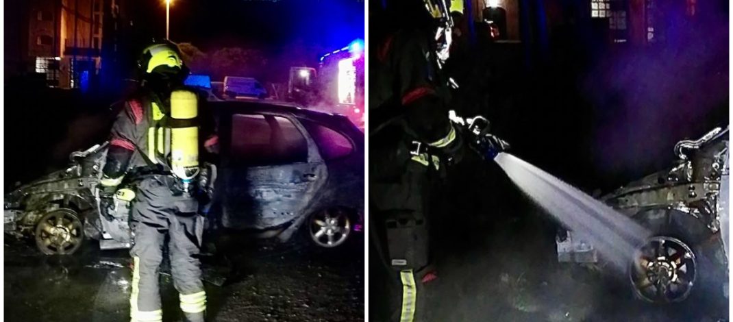 Un vehículo queda completamente calcinado en Torre del Mar durante la noche. Intervención rápida de los servicios de emergencia
