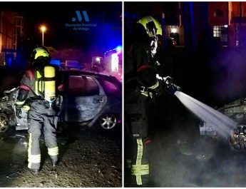 Un vehículo queda completamente calcinado en Torre del Mar durante la noche. Intervención rápida de los servicios de emergencia