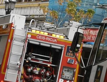 Fuego en un conocido restaurante de Ezcaray tras incendiarse su asador exterior. Intervención urgente por humo