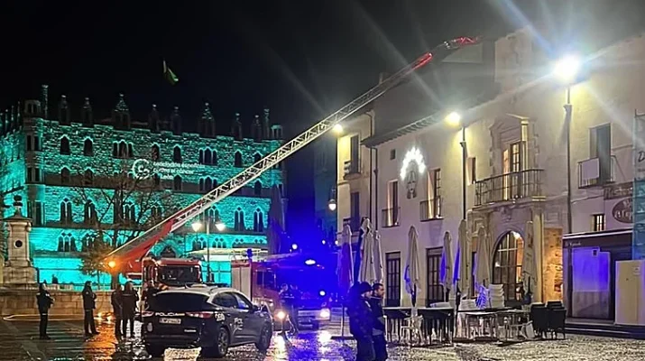 Incendio nocturno en la cocina de un restaurante del centro de León reaviva la alerta sobre la seguridad