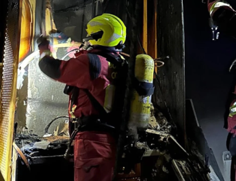 Bomberos extinguen incendio en cocina de restaurante en Córdoba