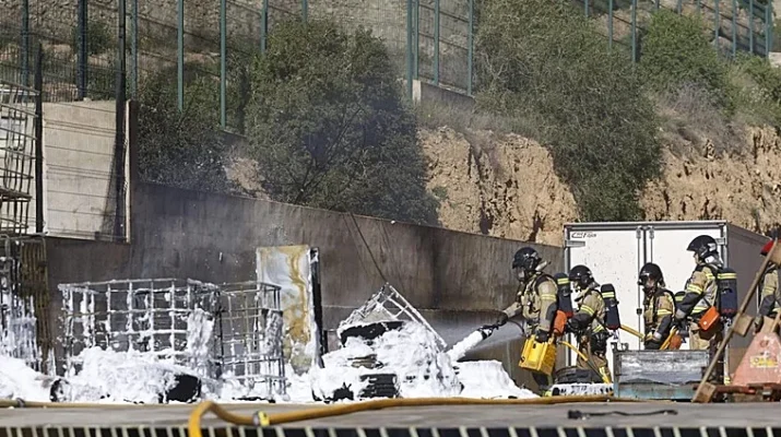 Incendio en una nave de transporte en Cobatillas moviliza a los bomberos de Murcia.