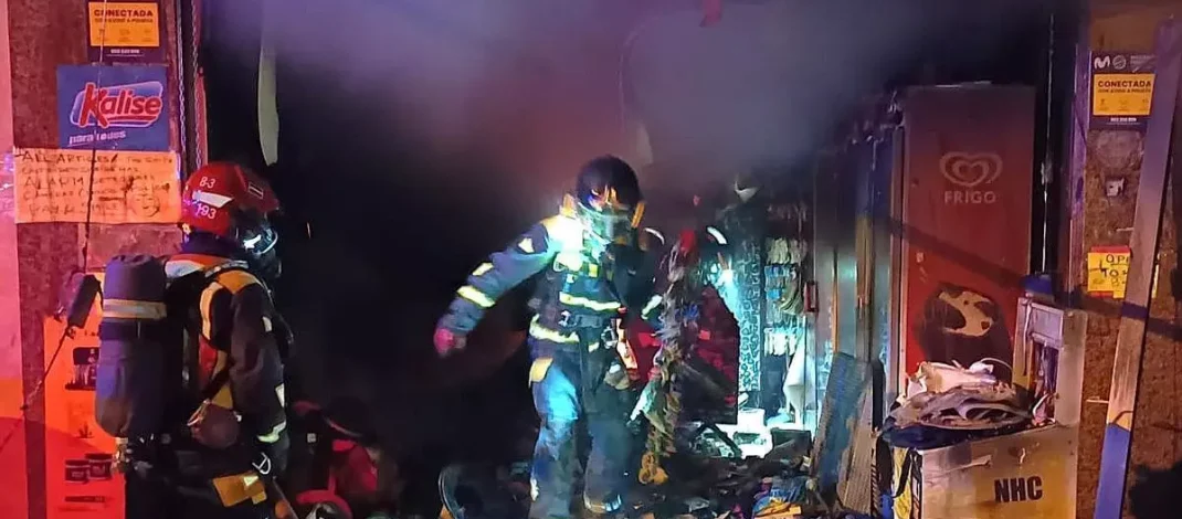 Incendio nocturno en un comercio de Los Cristianos: lecciones clave para la seguridad en locales. Respuesta coordinada ante un incendio en Arona.