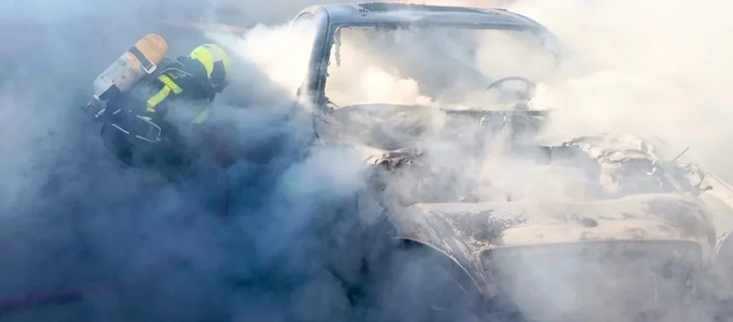 Incendio de vehículo en Chiclana: rápida actuación evita una tragedia mayor en el Callejón del Águila. Un turismo calcinado junto