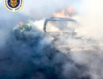 Incendio de vehículo en Chiclana: rápida actuación evita una tragedia mayor en el Callejón del Águila. Un turismo calcinado junto