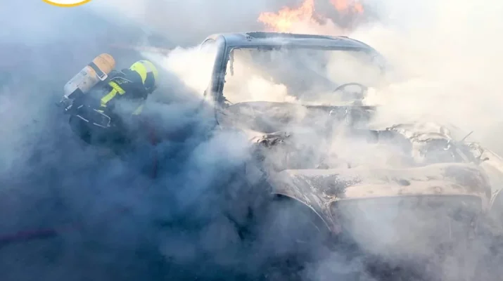 Incendio de vehículo en Chiclana: rápida actuación evita una tragedia mayor en el Callejón del Águila. Un turismo calcinado junto