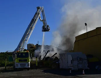 Incendio en nave industrial de Telde provoca el colapso del techo y muros perimetrales. Grave incendio en el polígono industrial La Gallina