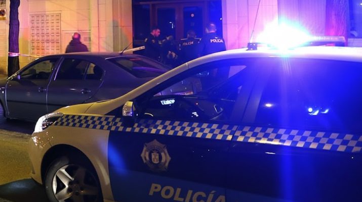 Incendio nocturno en una vivienda de la calle Granada: la cocina, origen del humo que afectó a cuatro personas. Un suceso doméstico que vuelve a poner el foco en la seguridad contra incendios.