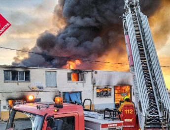 Incendio persistente en una nave industrial de Biar mantiene en alerta a los servicios de emergencia. Evolución del incendio y situación actual