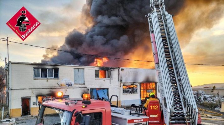 Incendio persistente en una nave industrial de Biar mantiene en alerta a los servicios de emergencia. Evolución del incendio y situación actual