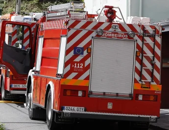 Un descuido doméstico provoca un incendio que arrasa una cocina en el barrio de A Atalaia, en Celeiro. Un incidente doméstico