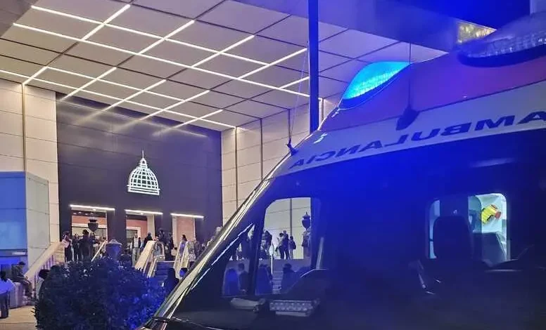 Evacuación total en Plaza Norte 2 tras un conato de incendio en un local en reformas. Desalojo preventivo en Plaza Norte 2 de San Sebastián de los Reyes.