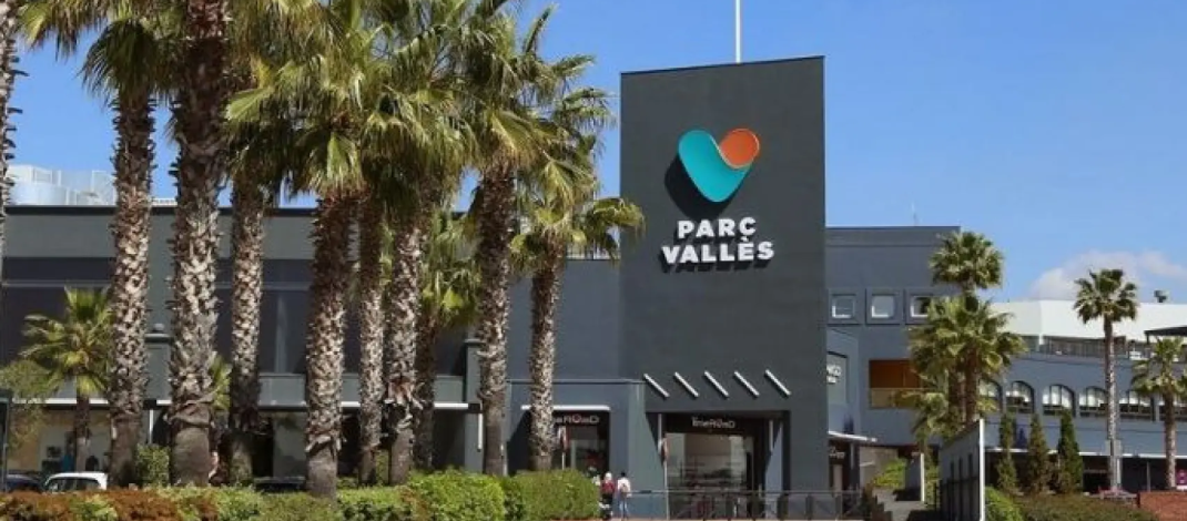 Evacuación nocturna en un centro comercial de Terrassa tras un incendio que interrumpió la cena de decenas de clientes. Un incidente inesperado