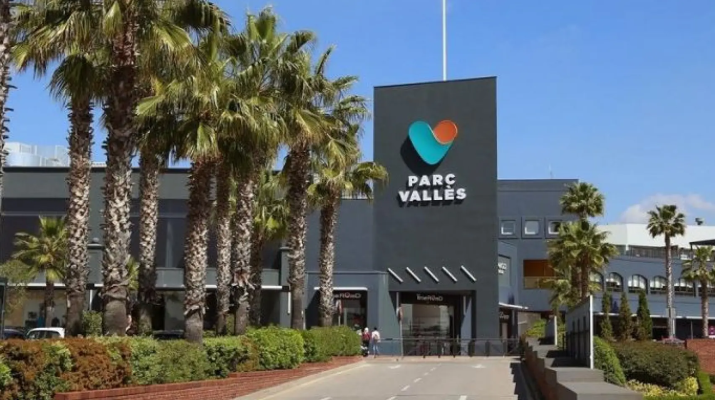 Evacuación nocturna en un centro comercial de Terrassa tras un incendio que interrumpió la cena de decenas de clientes. Un incidente inesperado