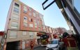 Incendio en edificio residencial obliga a una compleja intervención y ventilación integral en la cuarta planta. Intervención urgente