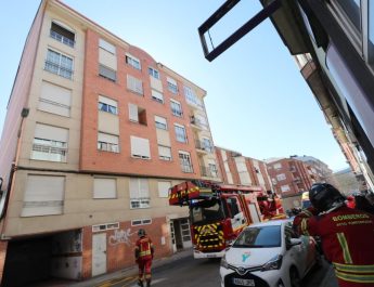 Incendio en edificio residencial obliga a una compleja intervención y ventilación integral en la cuarta planta. Intervención urgente