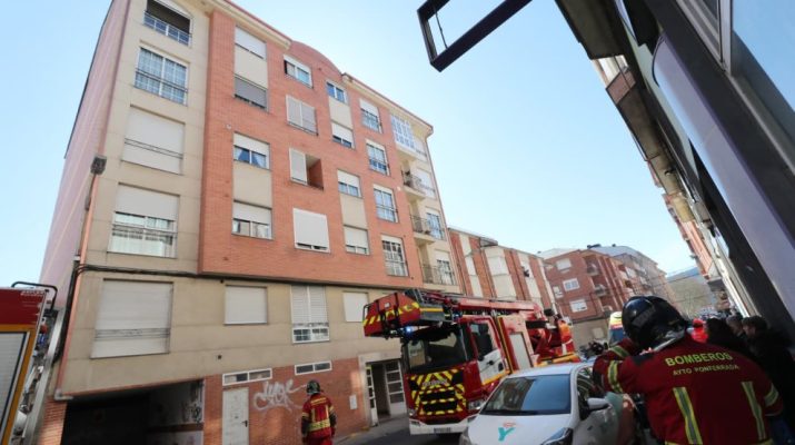 Incendio en edificio residencial obliga a una compleja intervención y ventilación integral en la cuarta planta. Intervención urgente