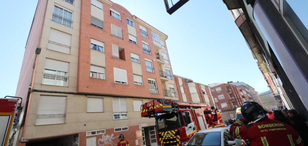 Incendio en edificio residencial obliga a una compleja intervención y ventilación integral en la cuarta planta. Intervención urgente