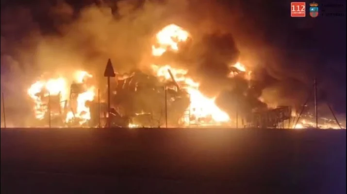 Incendio de gran intensidad en una nave industrial de Cantabria obliga a un amplio despliegue de emergencias. Un incendio nocturno