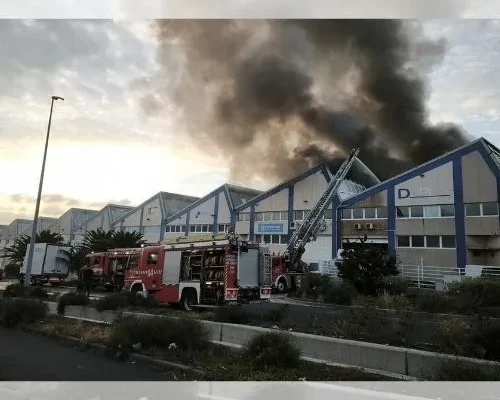 Bomberos de Tenerife sofocan incendio en nave industrial en Güímar