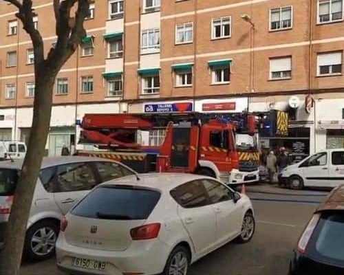 Incendio en un bar de Obispo Acuña (Zamora) provoca corte de calle
