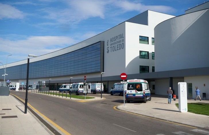 Incendio en bloque residencial de Las Ventas de Retamosa obliga al rescate de dos mujeres y al confinamiento vecinal. Emergencia en la calle La Bandera