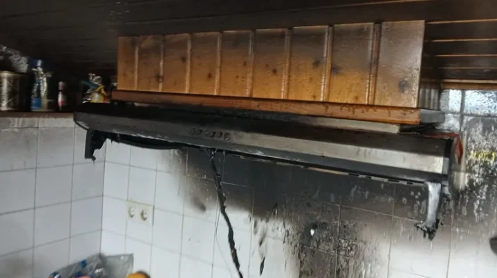 Incendio doméstico en Oleiros obliga a la intervención de emergencias tras un fuego en una cocina de la Rúa Cobo. Intervención rápida