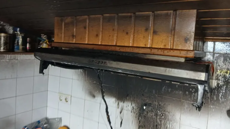 Incendio doméstico en Oleiros obliga a la intervención de emergencias tras un fuego en una cocina de la Rúa Cobo. Intervención rápida