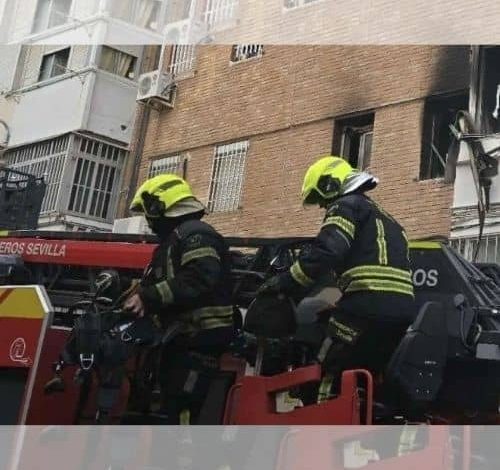 Incendio en cocina de piso en Sevilla deja dos heridos