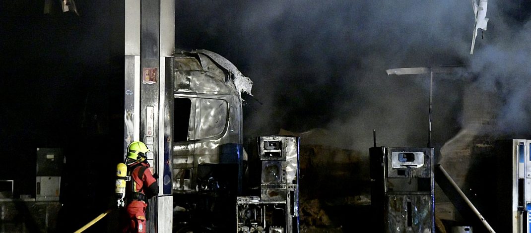 Incendio en la gasolinera de El Salto: Arde la cabina de un camión durante el repostaje. El incendio en la estación de servicio
