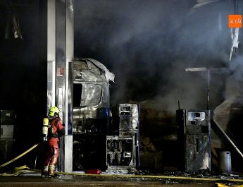 Incendio en la gasolinera de El Salto: Arde la cabina de un camión durante el repostaje. El incendio en la estación de servicio