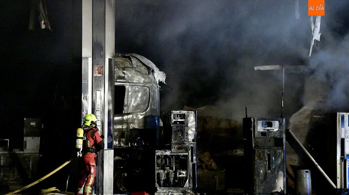 Incendio en la gasolinera de El Salto: Arde la cabina de un camión durante el repostaje. El incendio en la estación de servicio